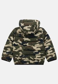 Giacca mimetica imbottita in verde, beige e blu navy. Presenta un cappuccio con cordino, chiusura frontale con zip e polsini elasticizzati. Design trapuntato e strutturato.