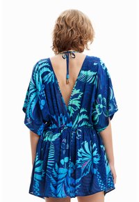 Blaue tropische Print-Jumpsuit mit tiefem V-Ausschnitt am Rücken, kurzen Ärmeln, gerafftem Bund und leichtem Stoff mit lebendigen grünen und pinken Akzenten.