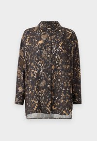 Blusa a maniche lunghe con collo, di colore nero e marrone, con bottoni davanti; presenta una combinazione di stampe e texture animali.