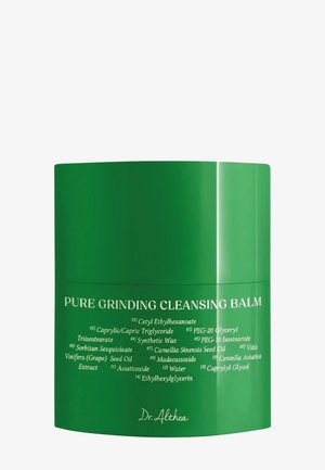 Groene cilindrische container gelabeld "PURE GRINDING CLEANSING BALM" in witte tekst. Bevat een lijst van ingrediënten op de zijkant.