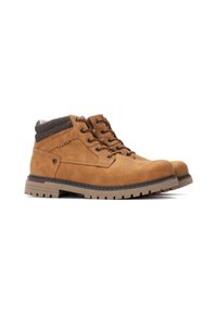 Botas de tobillo de cuero marrón con parte superior texturizada, diseño con cordones, puntera reforzada y suela de caucho contrastante. Ideales para un uso rudo.