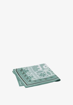 Opgevouwen groene bandana met witte paisley- en kantachtige patronen op een effen witte achtergrond.