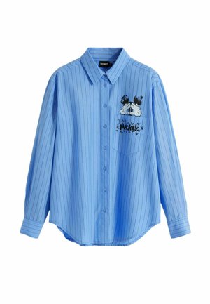 Camisa de manga larga a rayas azul con cuello abotonado, que presenta una impresión gráfica de manos y "Mickey" en el bolsillo del pecho.
