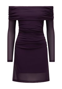 Μωβ φόρεμα με ακάλυπτους ώμους, με ριχτές λεπτομέρειες, μακριά διαφανή μανίκια και εφαρμοστή σιλουέτα. Διαθέτει πλαϊνή σκίσιμο στη βάση.