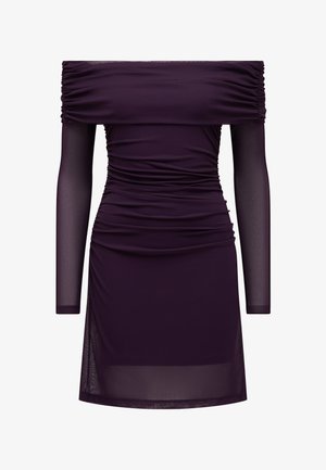 Olkapäät paljastava violetti mekko, jossa on rypytyksillä koristeltu yksityiskohta, pitkät läpikuultavat hihat ja vartalonmyötäinen siluetti. Mekossa on sivuhalkio helman kohdalla.