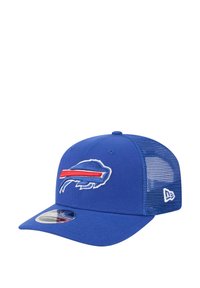 Blaue Baseballmütze mit Netzrücken, einem erhabenen gestickten Büffellogo und einem roten Streifen über dem Logo. Flacher Schirm.