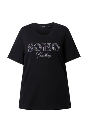 Černé tričko s krátkými rukávy s nápisem "SOHO" ve květinovém vzoru a "Gallery" psaným kurzívou na přední straně.