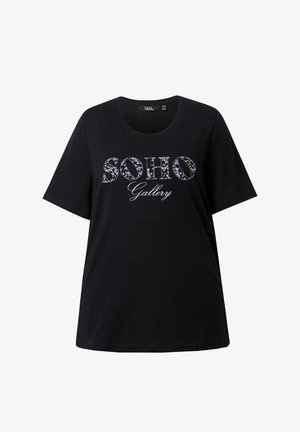 Schwarzes T-Shirt mit kurzen Ärmeln, auf der Vorderseite "SOHO" im Blumenmuster und "Gallery" in Kursivschrift.