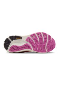 La semelle extérieure de la chaussure de course Brooks présente des sections en caoutchouc rose, une semelle intermédiaire blanche, des motifs texturés et des accents noirs pour une meilleure adhérence et stabilité.