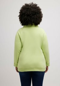 Ulla Popken MIT STEHKRAGEN RAGLANFORM LANGE ÄRMEL  - Sudadera - khaki