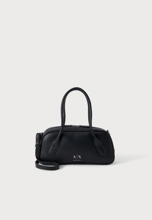 Sort læderhåndtaske med lange håndtag og justerbar rem, med lille sølvfarvet A|X Armani Exchange-logo foran.