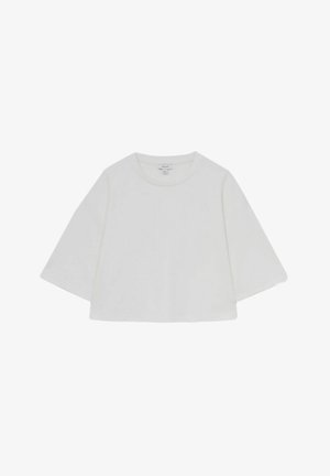 Balta, īsa t-kreklu no mīksta kokvilnas. Iezīmē plašas īsas piedurknes un apaļu kaklu. Gluda tekstūra bez rakstiem vai rotājumiem.