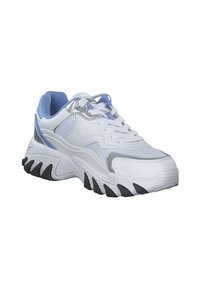 Weißer Sportschuh mit Mesh-Einsätzen, silbernen Akzenten, blauer Zunge und einer dicken, schwarzen Gummisohle mit Zickzackmuster.