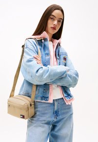 Tommy Jeans - DAILY CROSSOVER - Cross body bag - beige Thumbnail Image 1