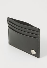 Porte-carte en cuir noir avec plusieurs emplacements pour cartes, texture lisse et accent en métal. Design rectangulaire compact.