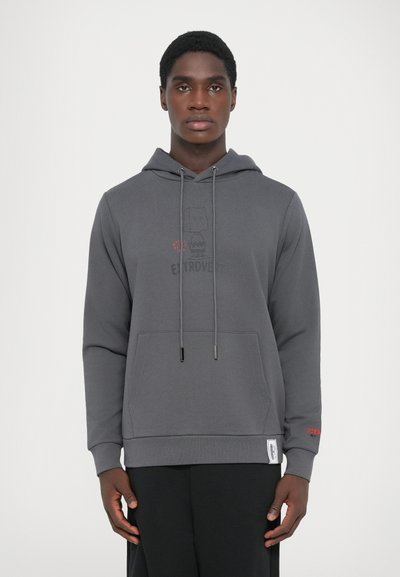 Grauer Kapuzenpullover mit einer Vorderentasche, Kordelzugkapuze, bedrucktem "ENTROVERT"-Design und rotem Akzent am Ärmel. Sanfte Textur, lässige Passform.