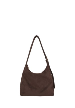 Sac à épaule en suède marron avec une seule bandoulière et un détail de boucle sur le côté, présenté sur un fond blanc uni.