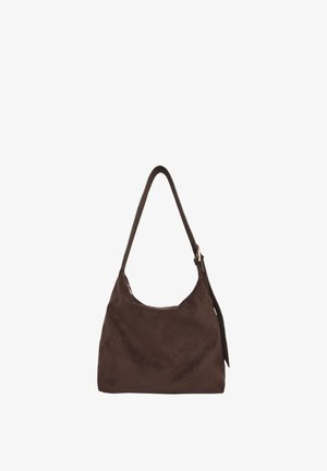 Sac à épaule en suède marron avec une seule bandoulière et un détail de boucle sur le côté, présenté sur un fond blanc uni.