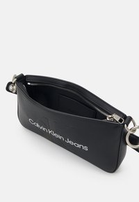 Calvin Klein Jeans SCULPTED SHOULDER POUCH MONO - Borsa a mano - fashion black