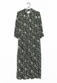 Vestido negro con estampado floral blanco, mangas 3/4, escote en V, cintura fruncida, largo hasta los tobillos, textura fluida, dobladillo ondulado. Cuelga de un gancho.
