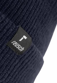 Berretto lavorato a maglia blu scuro con texture a coste e un'etichetta rettangolare nera in tessuto con il logo "reusch" in bianco.
