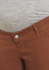 MAMALICIOUS Vaqueros pitillo - brown