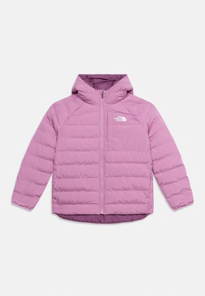 Jasnos fioletowa pikowana kurtka z kapturem, pełnym suwakiem z przodu oraz białym logo "The North Face" na piersi, prezentowana na jednolitym tle.