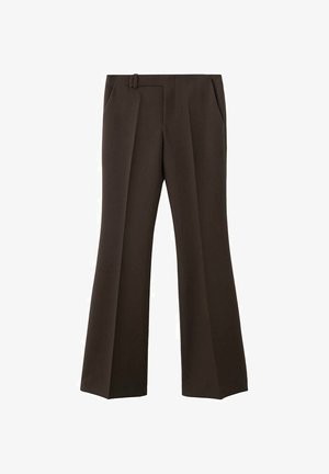 Pantalon large marron en tissu lisse avec devant plat, deux poches latérales et passants pour ceinture à la taille.