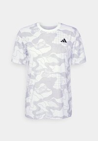 Biała sportowa koszulka z krótkim rękawem z jasnoszarym, abstrakcyjnym kamuflażem i wzorem w kratkę, z małym czarnym logo Adidasa na piersi.