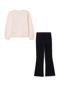 Sudadera rosa claro con mangas largas y escote redondo. Pantalones negros acampanados de una tela suave con cinturilla elástica.