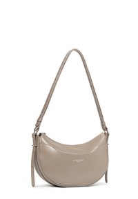 Borsa a tracolla in pelle beige con una forma curvata, tracolla regolabile e dettagli del logo discreti. Texture liscia, design minimalista.