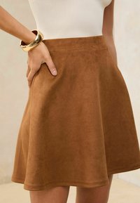Lipsy Minihame - brown