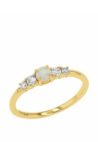 Anillo de oro con una piedra de ópalo central flanqueada por tres piedras redondas de zirconia cúbica transparente a cada lado. Banda lisa y pulida.