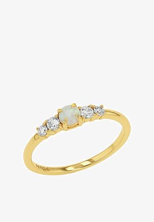 Gouden ring met een centrale opaal edelsteen, geflankeerd door drie ronde heldere zirkonia stenen aan elke kant. Gladde, gepolijste band.