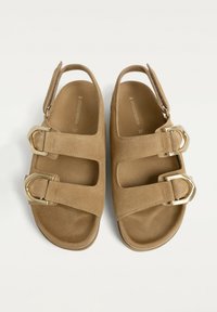 Tan suède sandalen met een gladde textuur, voorzien van twee brede banden en gouden gespaccenten. Achterband voor een veilige pasvorm. Maat 37.