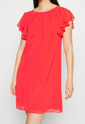 Robe courte rouge en tissu léger, avec des manches courtes à volants, un col rond et de légers plis à l'avant.