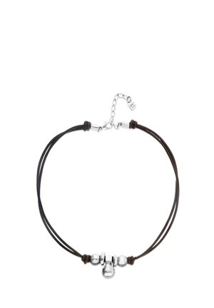 Pulsera de doble cordón negro con cuentas de plata y un charm central en forma de guante de boxeo plateado, asegurada con un cierre de langosta de plata y cadena ajustable.