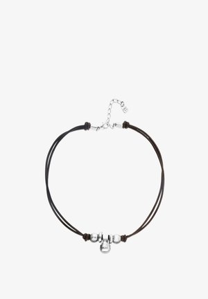 Bracelet à double cordon noir avec perles en argent et un pendentif central en forme de gant de boxe en argent, fermé par un fermoir mousqueton en argent et une chaîne ajustable.