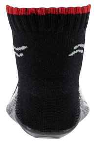 Schwarze Socke mit rotem Bündchen. Mit weißen Details, die Wellen ähneln. Glatte Textur mit einem gepolsterten Fersenbereich für zusätzlichen Komfort.