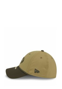 Khakifarbene Baseballmütze mit gebogenem Schirm, dunkelgrünem Innenfutter, gesticktem Logo auf der Vorderseite und einem genähten Logo an der Seite.