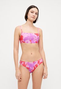 Kwiatowy zestaw bikini zawierający top bandeau z regulowanymi ramiączkami i dopasowane dolne części w niskim stanie, w odcieniach różowego i czerwonego z błyszczącym wykończeniem.