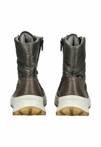 Stivaletti in pelle marrone con tomaia trapuntata, cerniere laterali e suola in gomma texture. Midsole bianca e dettagli testurizzati sul tallone.