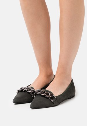 Ballerines en daim gris à bout pointu, ornées d'une chaîne métallique noire sur le devant et d'une doublure douce verte.