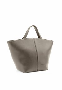 Borsa tote in pelle grigia con una forma strutturata e angolare; presenta due manici corti e un dettaglio sottile con cucitura verticale.