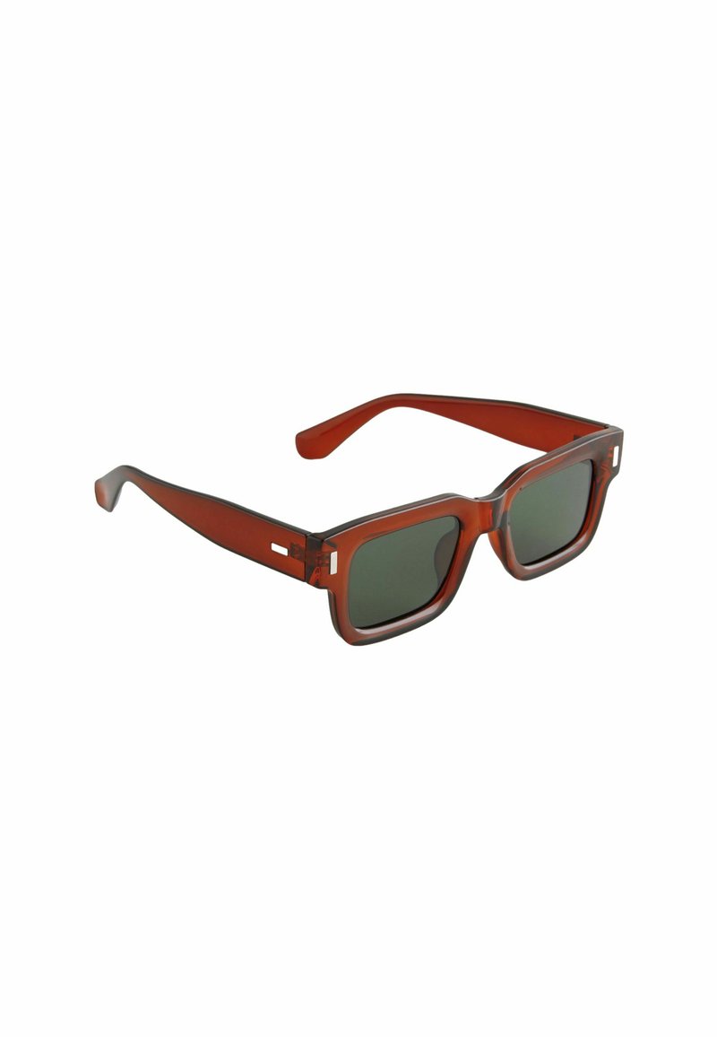 Lunettes de soleil en plastique marron avec une monture rectangulaire et des verres vert foncé. Présente des accents argentés discrets sur les branches.