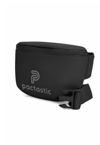 Zwarte, zachte heuptasje met een gebogen ontwerp, verstelbare schouderband en een opvallend "pactastic" logo dat in lichtgrijs op de voorkant is gedrukt.