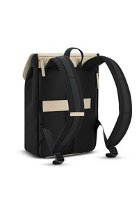 Czarny plecak z wyściełanymi paskami, kremowymi akcentami, siateczkową teksturą, z zamknięciem na zamek i przednimi kieszeniami. Kompaktowy, prostokątny kształt.