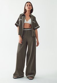 CALLI WILMA - Auduma bikses - olive and white