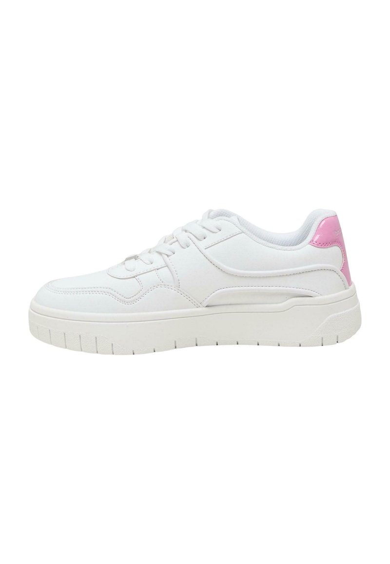Hvit sneaker med en glatt lærlignende overdel, rund tå og teksturert såle. Har en rosa aksent på hælen og flate lisser.