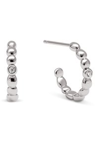 Pendientes de aro de plata con formas esféricas variadas, que presentan un pequeño diamante incrustado en una de las cuentas. Textura pulida y suave, diseño de extremo abierto.